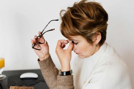 Ochi uscați (senzația de nisip în ochi): cauze, simptome, tratament, remedii naturiste și lacrimi artificiale - ce trebuie să știi pentru confort zilnic