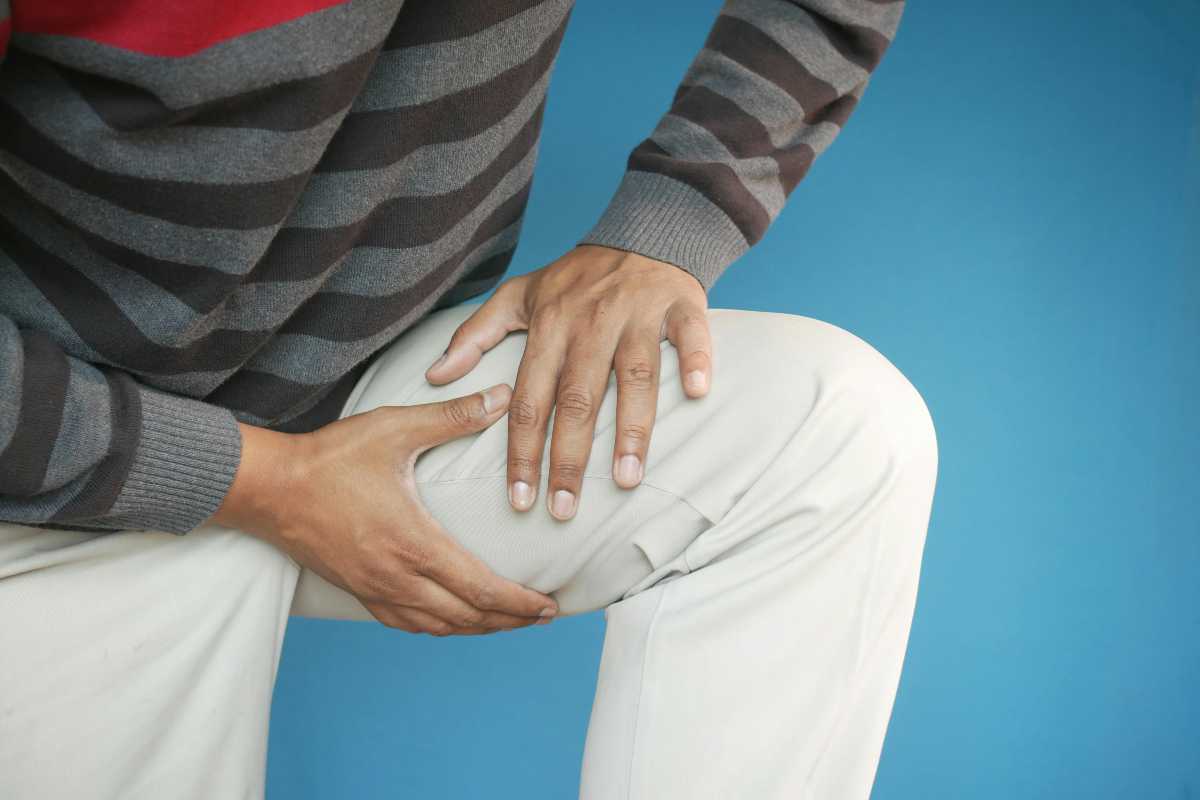 Simptome si localizarea carceilor - crampe la gamba, pulpa si degete_Barbat confruntandu-se cu crampe musculare la picior