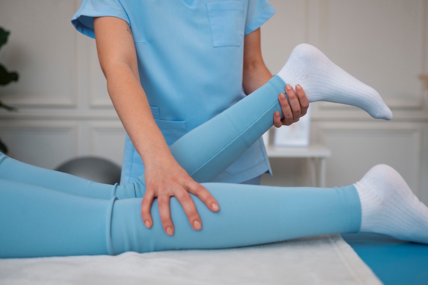 femeie la o sedinta de fizioterapie, exercitii lombare, pantaloni albastri