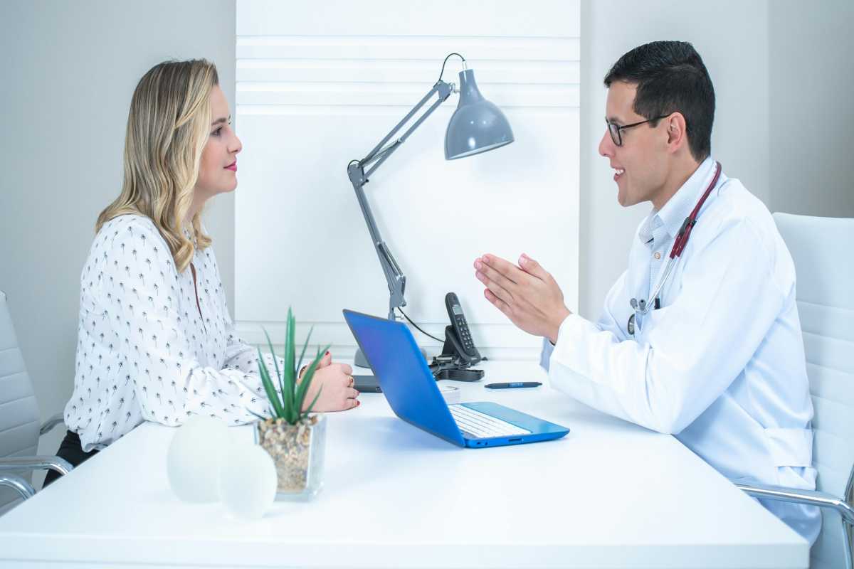 Pacienta consultand sfatul medicului intr-un cabinet medical